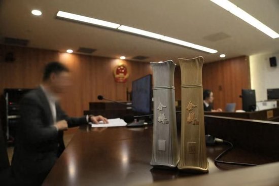 巨人配资 “合樽酒”酒瓶设计仿照“中国尊”被罚45万元，江苏华漠酒业或为涉事企业
