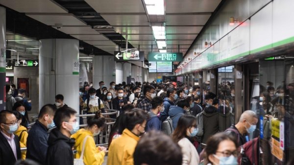 散户配资 深圳一女乘客拎手提包追打地铁安检员，轨道公安：已依法行拘