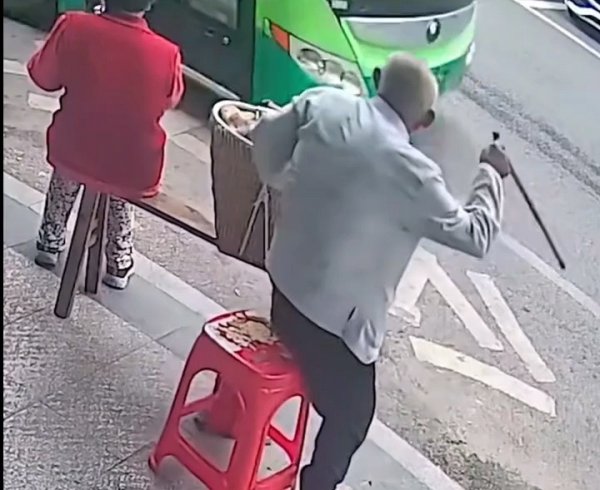 浙商证券证交所 重庆一拄拐老人背背篓赶公交被拒载 当地交通运输部门：涉事司机已被开除