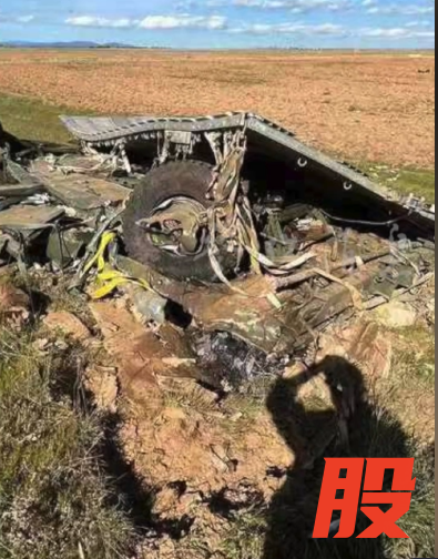 西班牙空投演习出大糗：60万欧元战术车300米高空坠地 瞬间砸成废铁